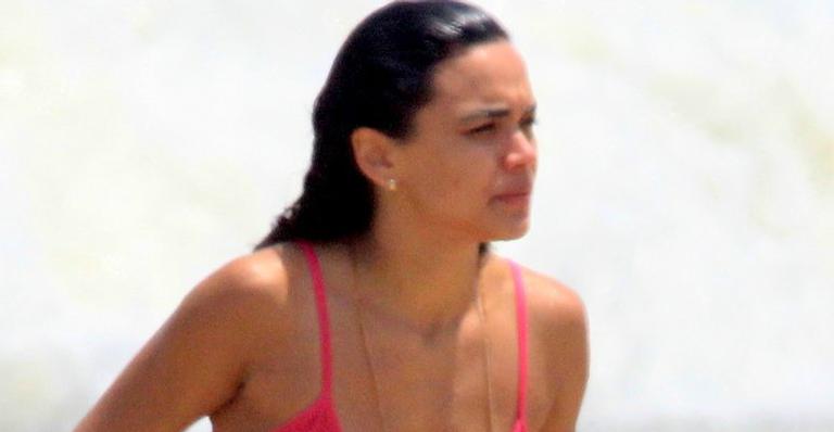 Discreta, Giovana Cordeiro é flagrada com ator de ‘Malhação’ em dia na praia