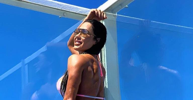Gracyanne Barbosa exibe bumbum imenso em piscina luxuosa e confunde fãs: ”É montagem?”