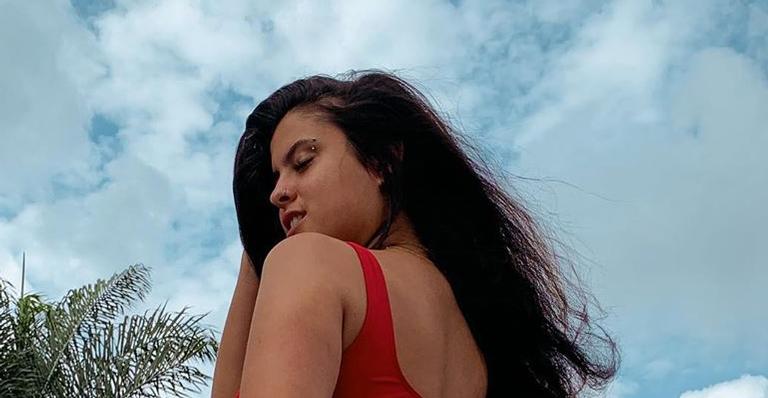 Ex-BBB Hana Kalil aposta em biquíni minúsculo em foto sem qualquer retoque