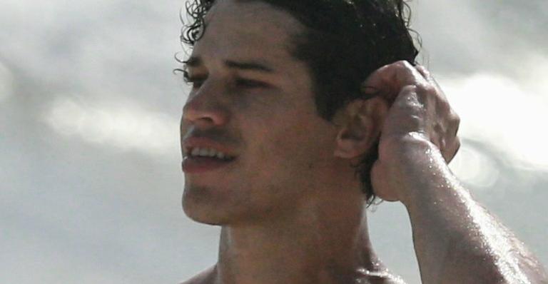 Solteiro, José Loreto curte dia de praia com sunga minúscula e impressiona