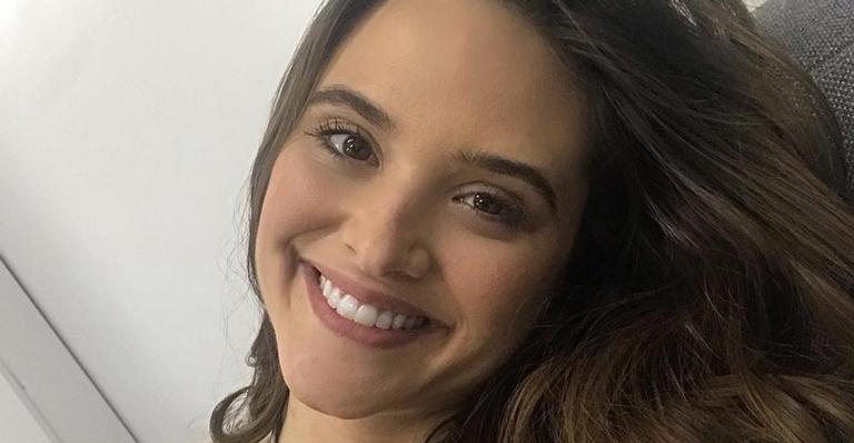 Juliana Paiva é consolada por fãs após relembrar o pai em clique: ”Eu te amo”
