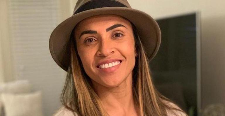 Emoção: Namorada da craque Marta Silva posa de biquíni após vencer o câncer
