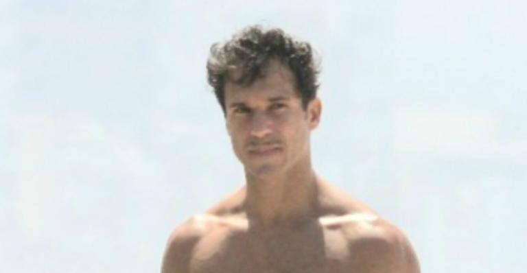 Paulo Rocha curte dia de praia em família e mostra o rostinho do filho em raríssimo registro