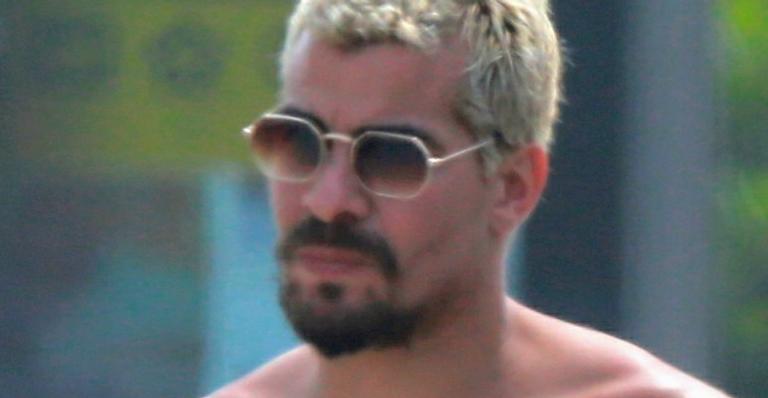 Ator Thiago Martins é flagrado com namorada gata na praia e atrai olhares