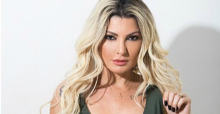 Antonia Fontenelle posa com maiô aberto e seguidores marcam Eduardo Costa