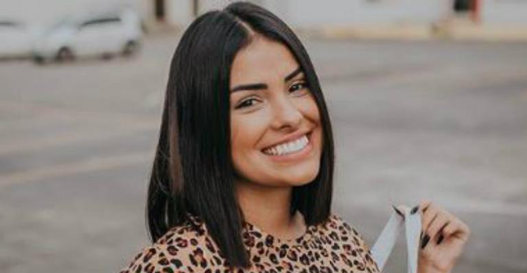 Ex-BBB Munik Nunes exibe resultado de lipoaspiração em clique com a barriguinha de fora