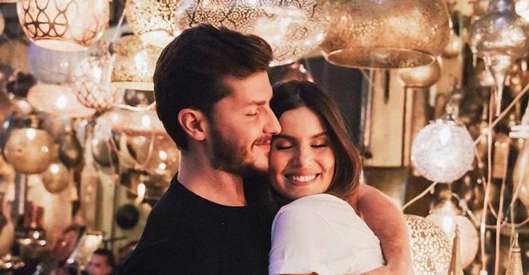 Klebber Toledo e Camila Queiroz curtem viagem romântica e se encantam com as belezas do local