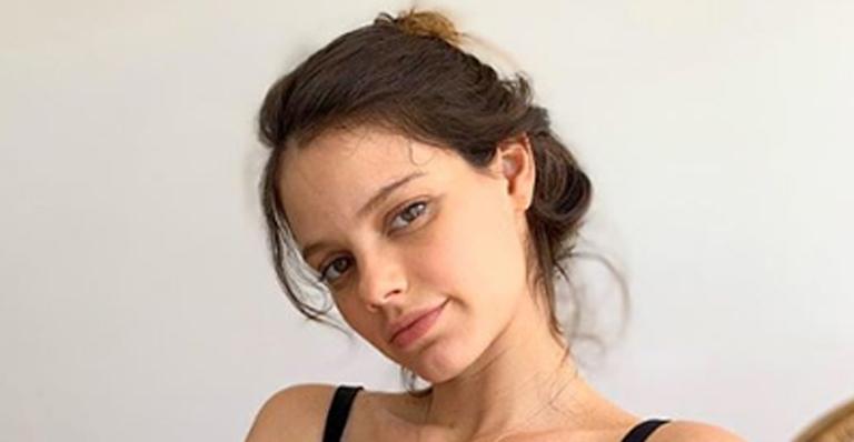 Laura Neiva posa de top e se surpreende com o tamanho de sua própria barriga: ”Grandona”