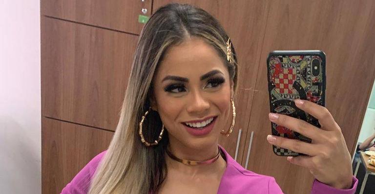 Em Orlando, Lexa surge se alongando em cima de carrão e tira onda na web