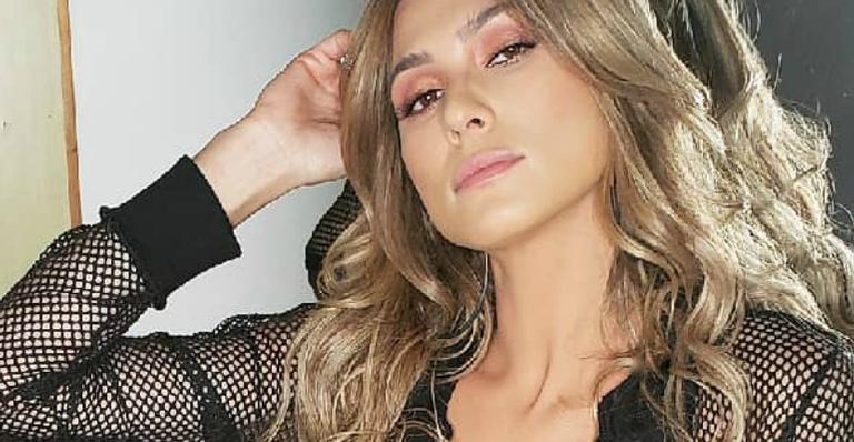 Lívia Andrade sensualiza com camisa transparente e decotada