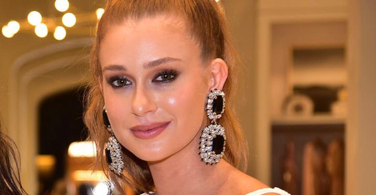 Marina Ruy Barbosa surge chiquérrima e troca figurinhas com a sogra em evento de moda