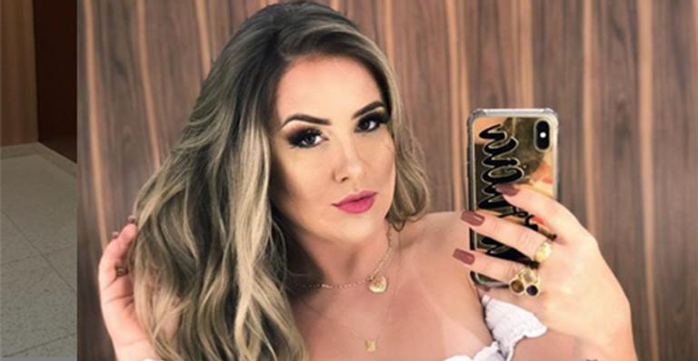 Ex-BBB Patricia Leitte empina o bumbum ao usar vestido sensual