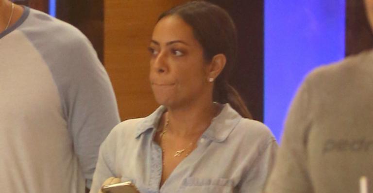 Samantha Schmütz faz raríssima aparição com o marido gato em noite de cinema