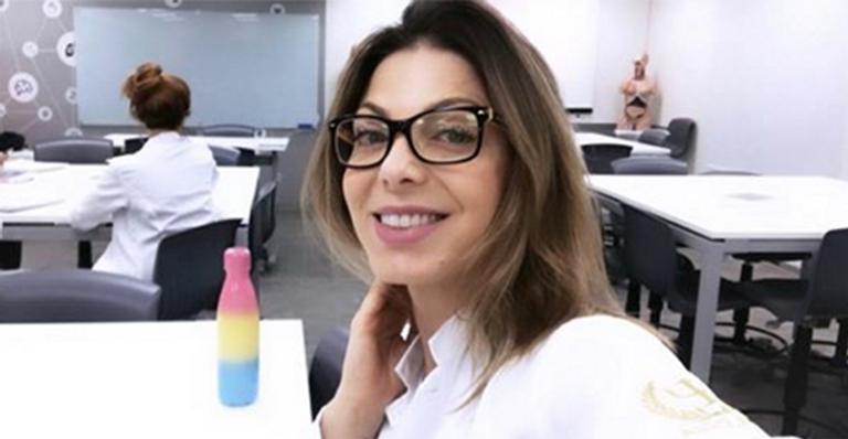 Sheila Mello surge com biquíni mínimo ao pular em cama elástica