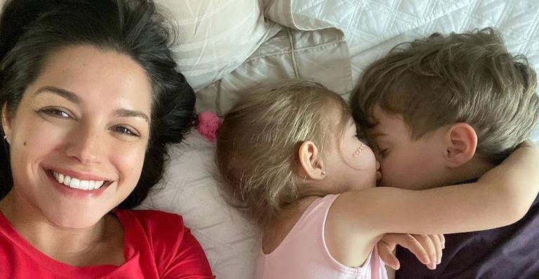 Thais Fersoza flagra os filhos comendo juntos e sozinhos: ”Cresceram muito rápido!”