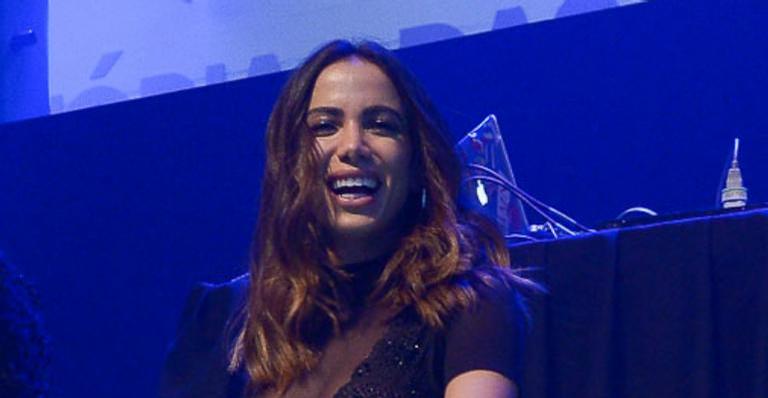 Anitta faz procedimento estético para ficar com “boca de metida”
