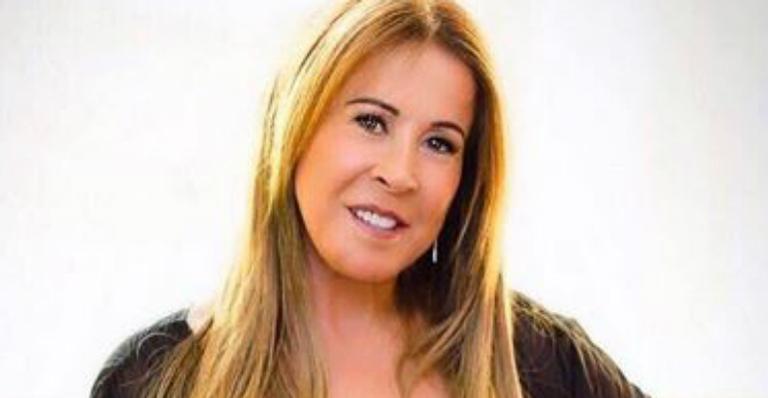 Aos 61 anos, Zilu Camargo surge em look transparente e surpreende web com ótima forma