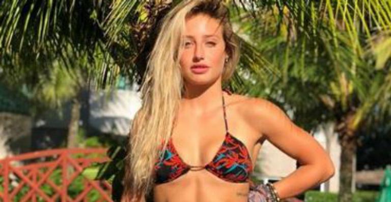 Bruna Griphao deixa fãs boquiabertos com barriguinha escultural em clique com biquíni micro