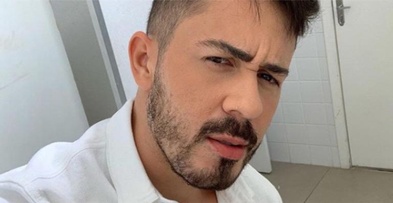 Carlinhos Maia choca ao mostrar seus dentes sem as lentes de contato
