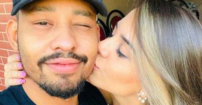 Esposa de Antônio Carlos, o Mussunzinho, exibe a barriguinha de grávida pela primeira vez