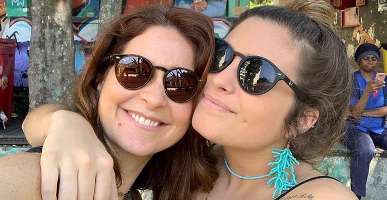 Filha de Claudia Abreu faz tatuagem com apelido da mãe e do pai