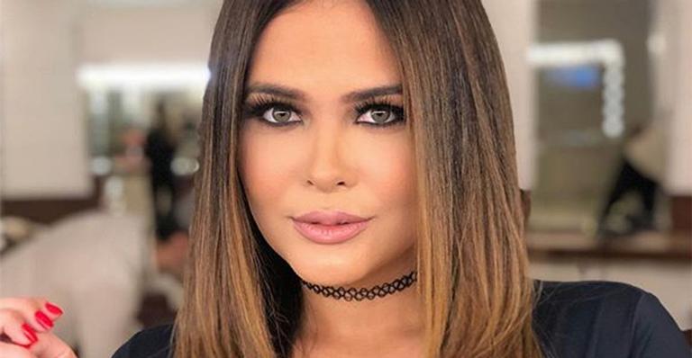 Geisy Arruda abusa do decote profundo em vestido justíssimo