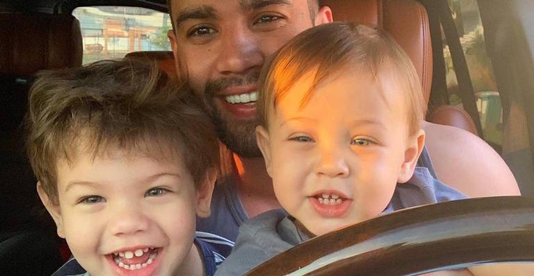 Gusttavo Lima surge em momento lindo de carinho entre pai e filhos