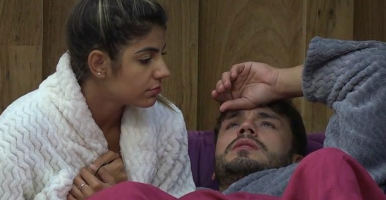 A Fazenda: Após drama e término, Hariany e Lucas voltam a se beijar