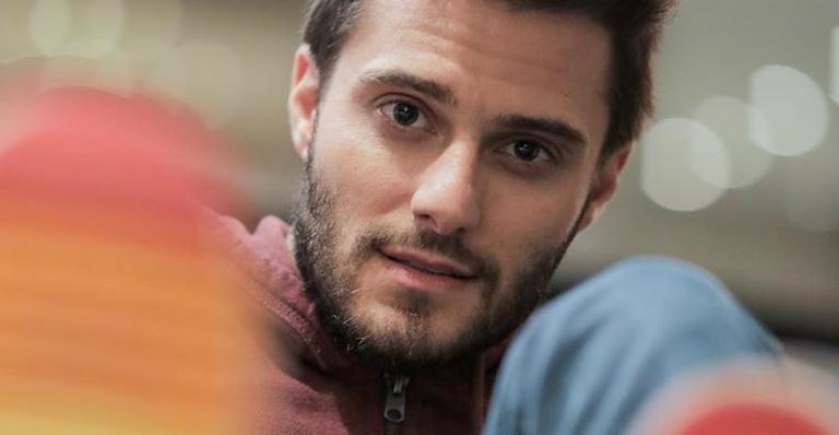 Hugo Bonemer aparece nu e deixa bumbum aparecer em série de TV