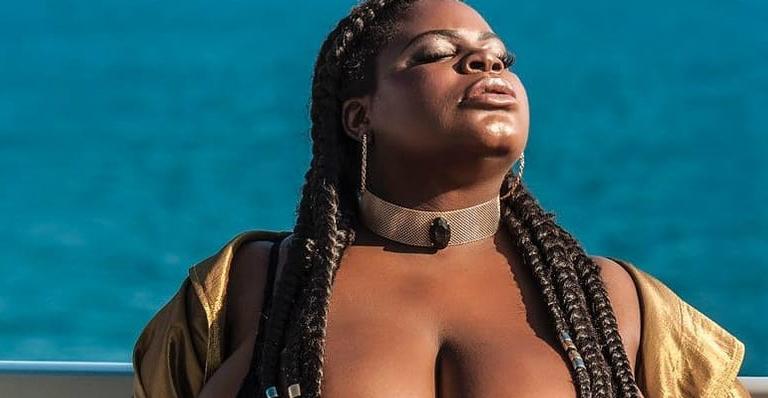 Jojo Todynho puxa decote de lingerie ousada e exibe seios monumentais