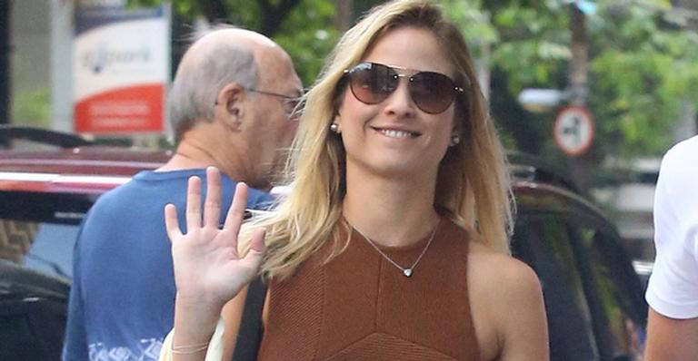 Luiza Valdetaro faz raríssima aparição com o namorado e a filha em passeio no Rio