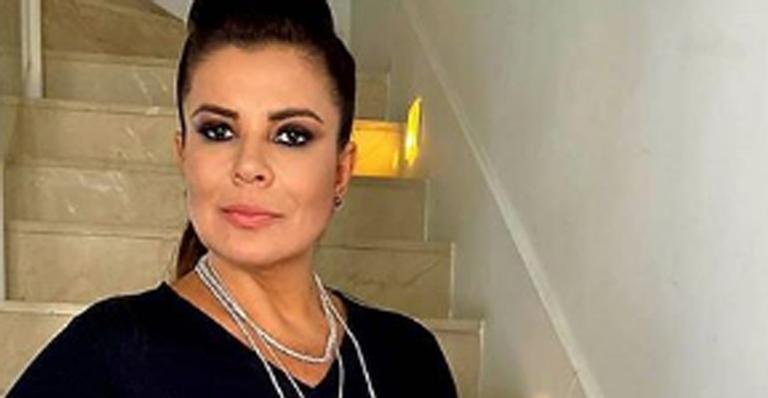 Mara Maravilha surge magérrima com vestido tubinho e choca fãs: ”Elegância e glamour”