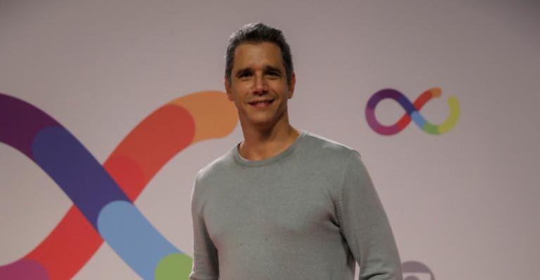 Marcio Garcia surge só de sunga em fotos e corpo definido chama atenção: “Um sonho”