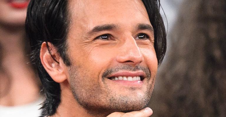 Rodrigo Santoro é flagrado com visual diferente e surpreende