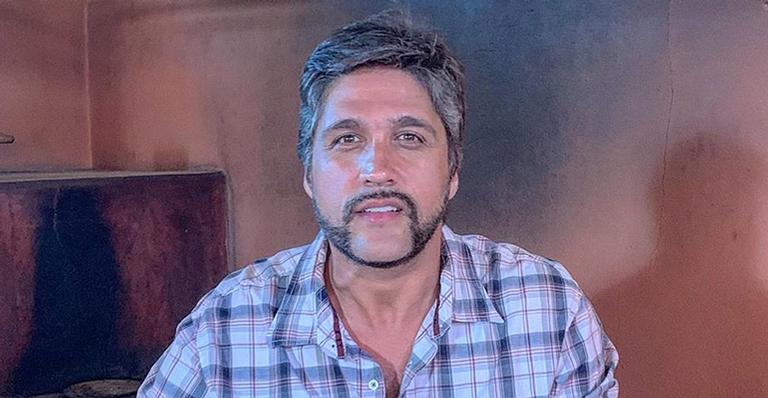 Sertanejo Leo Chaves faz rara aparição com os três filhos