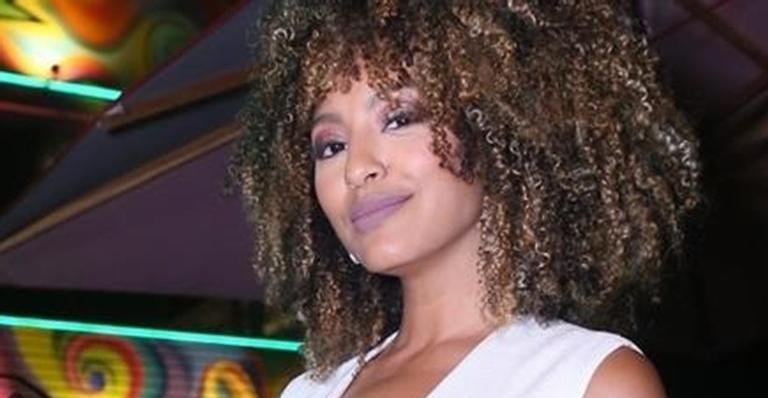 Sheron Menezzes faz declaração comovente ao filho e se derrete de amor: ”Meu passarinho”