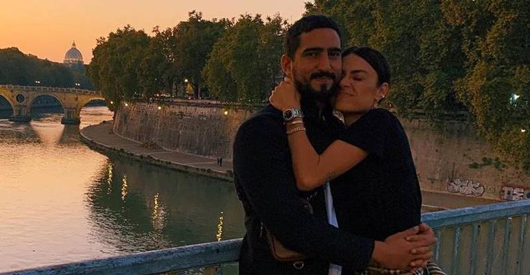 Thaila Ayala se diverte ao compartilhar clique do marido e de seu pet: ‘Meus gatos’