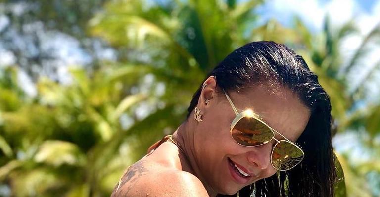 Viviane Araújo posa de biquíni e avisa: ”Poder dar zoom pra ver a cordinha”