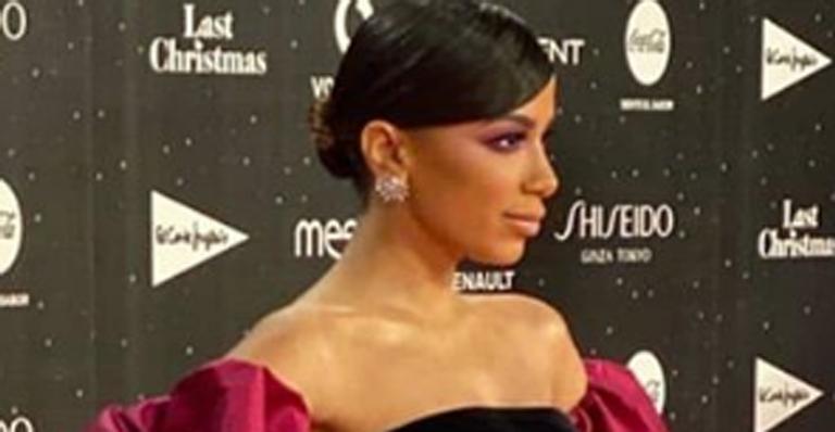 Anitta aparece com vestido curtíssimo e rouba a cena em premiação internacional