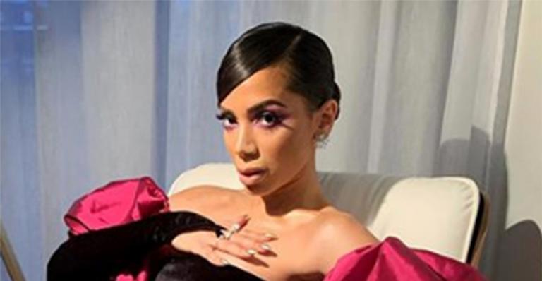 Anitta faz poses ousadas com look nada básico para premiação na Espanha