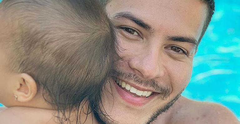 Pai babão! Arthur Aguiar mostra sorrisão da filha, Sophia, e se derrete: ”Coisa gostosa”