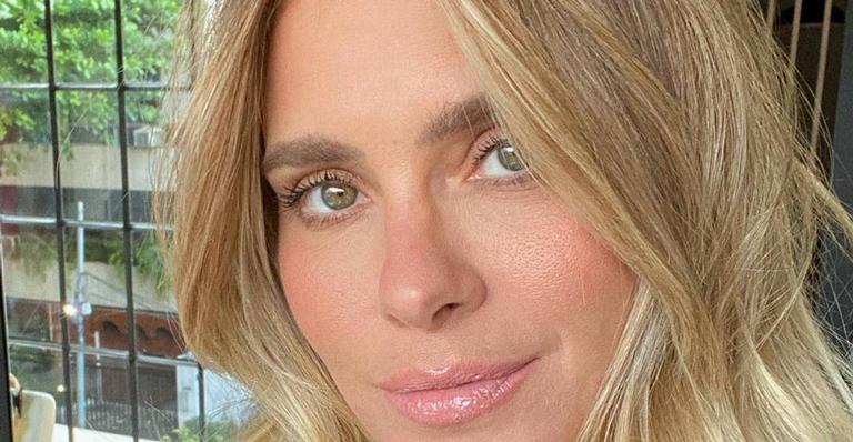 Carolina Dieckmann posa linda na web com maiô zebrado e brinca: ‘Sexta-feira que fala, né?’