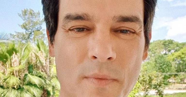 Celso Portiolli aparece penteando os cabelos de sua mãe: ‘Ela acha que ficou bom’