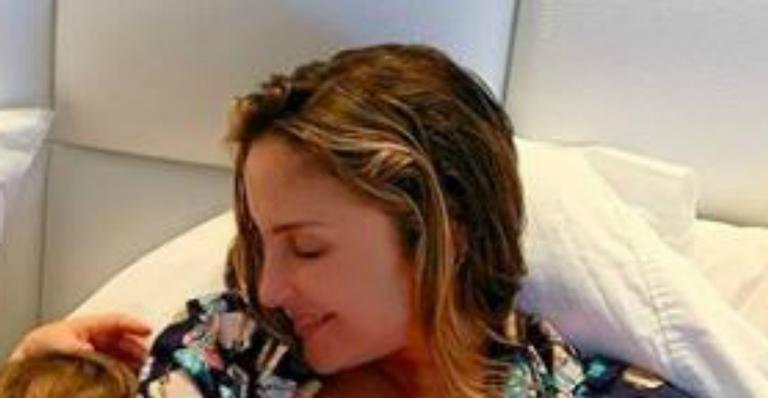 Claudia Leitte posa com os três herdeiros na cama em momento de puro chamego