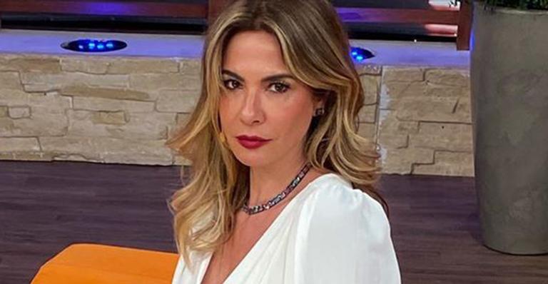 De biquíni, Luciana Gimenez espera chegada do verão com bumbum à milanesa