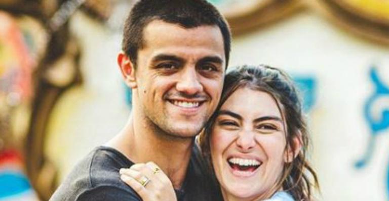 Discreta na gestação, esposa de Felipe Simas exibe barriguinha sem filtros em vestido justinho