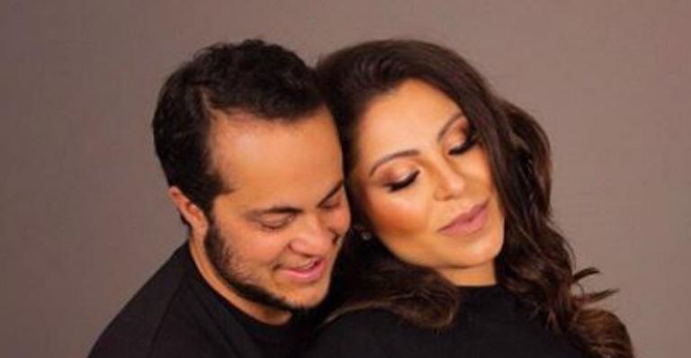 Esposa de Thammy Miranda exibe evolução do barrigão durante os sete meses: ”Está gigante!”