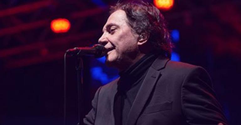 Fábio Jr faz show beneficente e esposa faz rara aparição na primeira fila da plateia