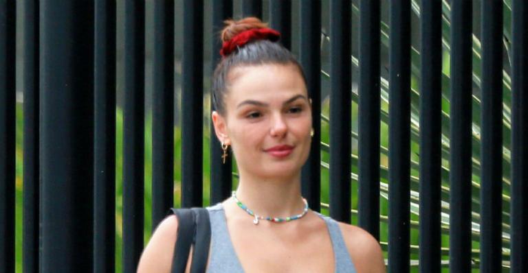 Isis Valverde deixa a academia ao lado do marido gato e exibe a barriguinha seca
