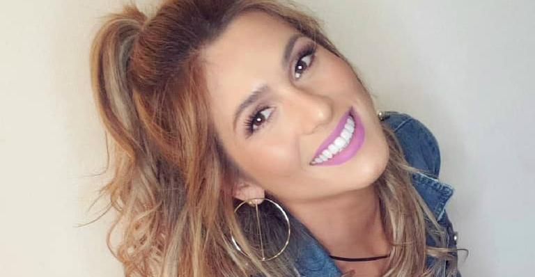 Com microvestido, Lívia Andrade mostra pernões e sensualiza: ”Sextou”